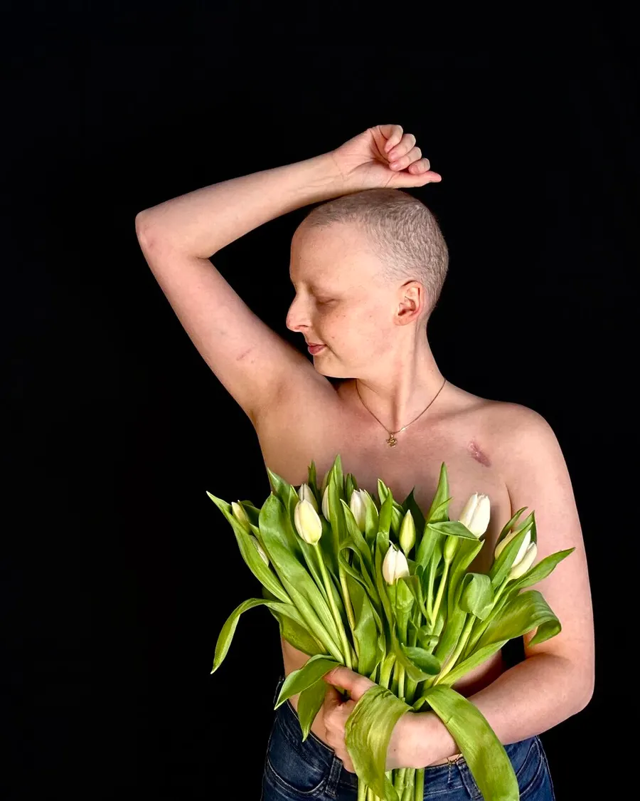 Sarah Reimann mit Tulpenstrauß — Ausdruck von Kraft und Neubeginn nach der Brustkrebstherapie
